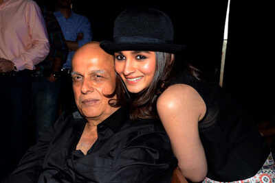 Alia Bhatt gives foot massages to dad Mahesh Bhatt for Rs 1000