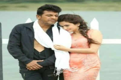 Kriti Kharbanda gets intimate with SRK!