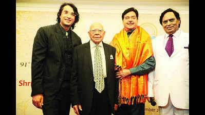 Ram Jethmalani was felicitated along with Shatrughan Sinha for his good work in Mumbai