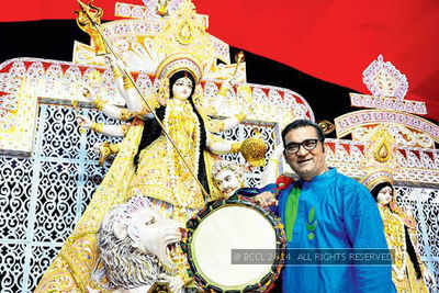 Singer Abhjeet Bhattacharya celebrates The Times of India Lokhandwala Durgotsav 2014 in Mumbai