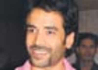 Tusshar Kapoor mobbed in Dubai