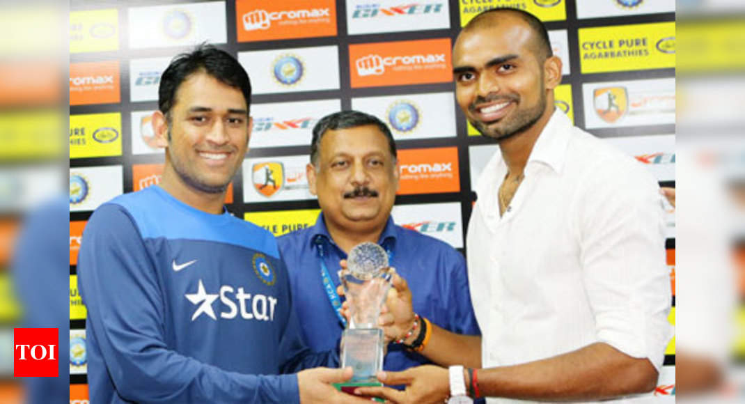 Dhoni honours Sreejesh on behalf of KCA | Hockey News - Times of India