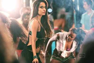 Lisa Haydon sprains her neck during a song shoot