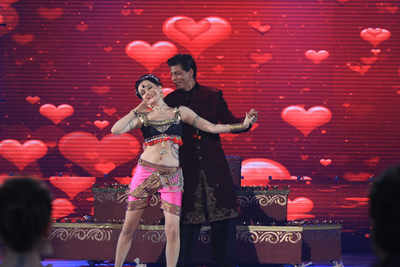 Russian contestant Elena proposes to Shah Rukh Khan on Dil Se Naachein Indiawaale