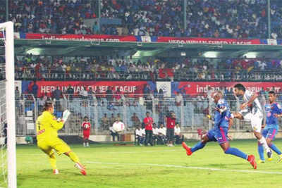 Lobo's brace helps Kolkata down Goa in ISL