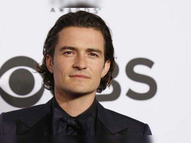 Orlando Bloom denies dating Selena Gomez.