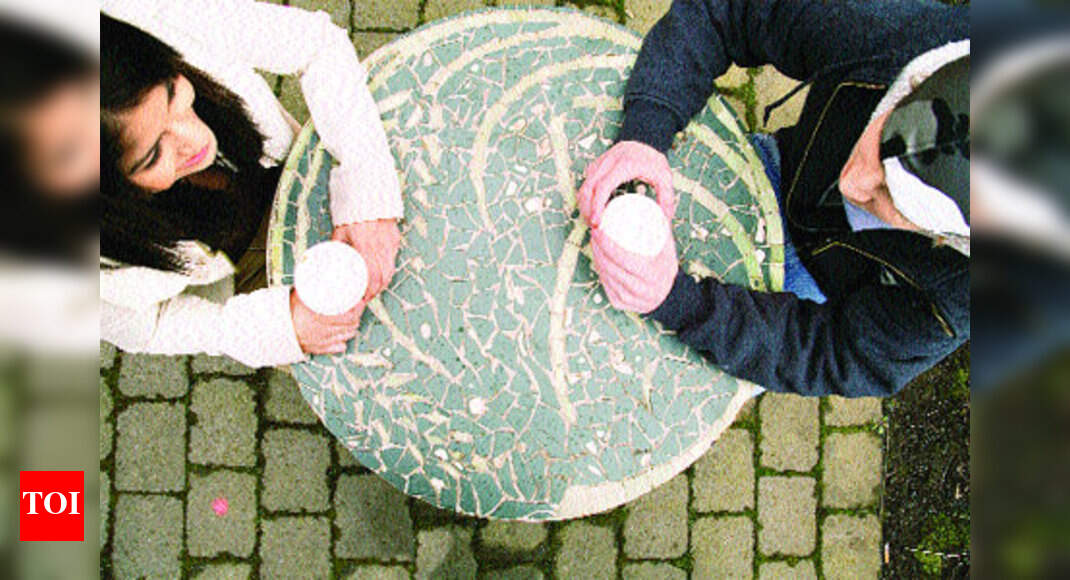 Decipher your date’s physical cues - Times of India