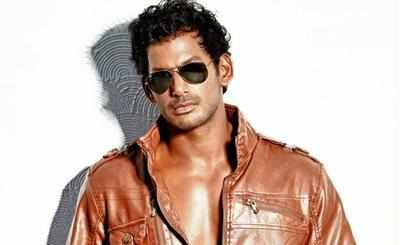 Vishal busts pirated DVD shop in Pollachi