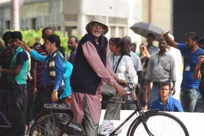 IN PICS: Amitabh Bachchan rides bicycle through Kolkata for Piku shoot