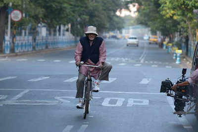 Amitabh Bachchan cycles in Kolkata for Piku