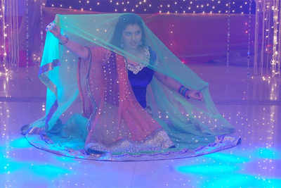 Smriti Kalra and Anuj play SRK and Deepika on TV