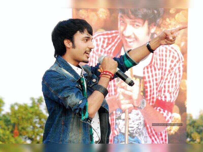 Mohit Gaur Mohit Gaur performs at Jaipur’s Amity