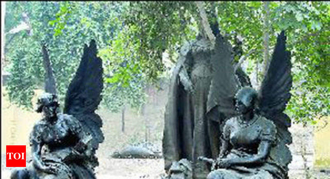 Bajrang Dal forces Victoria statues out of Agra park Agra News