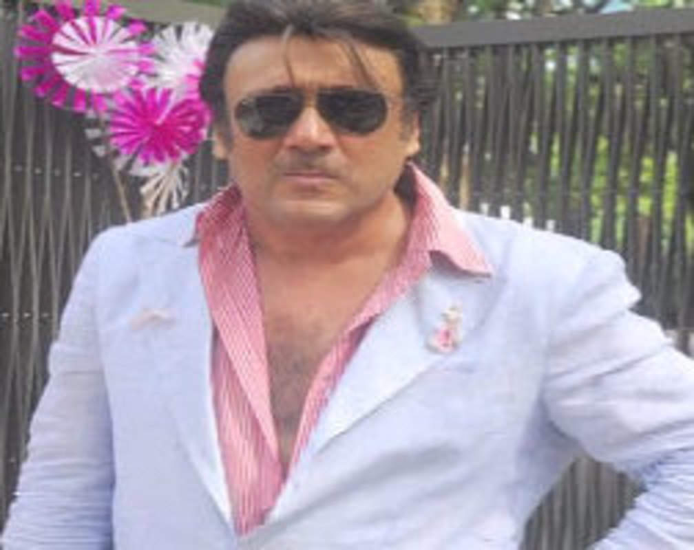 
Jackie Shroff takes charge of his family
