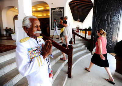 Lanka's famous Indian-origin hotel doorman dies at 94