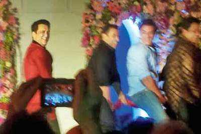 Salman Khan's towel dance at Arpita's wedding