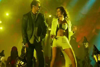 Action Jackson: Ajay Devgn and Manasvi Mamgai groove in Gangster Baby