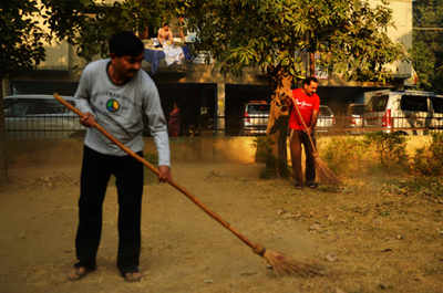 Indians muck in for cleaner communities
