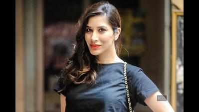 Sophie Choudry turns celeb judge for the Clean and Clear Bombay Times Fresh Face 2014