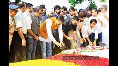 Akshay Kumar and Vivek Oberoi pay homage to the martyrs of the 26/11 Mumbai attack in Mumbai