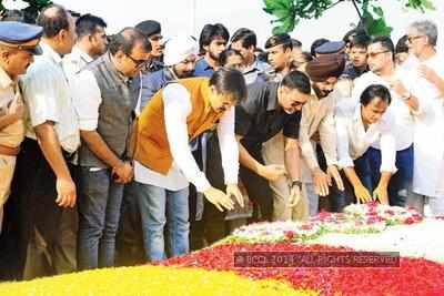 Akshay Kumar and Vivek Oberoi pay homage to the martyrs of the 26/11 Mumbai attack in Mumbai