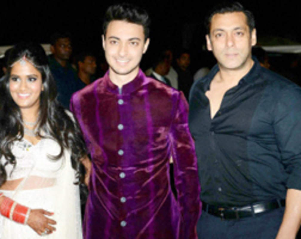 
Salman is furious with Arpita’s dress designers
