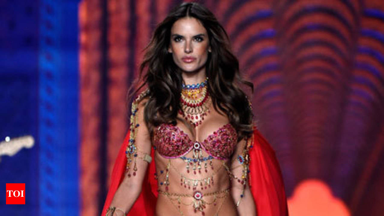 Best beauty looks from Victoria's Secret Show - Times of India
