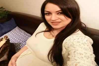 Maryam Zakaria flaunts her baby bump