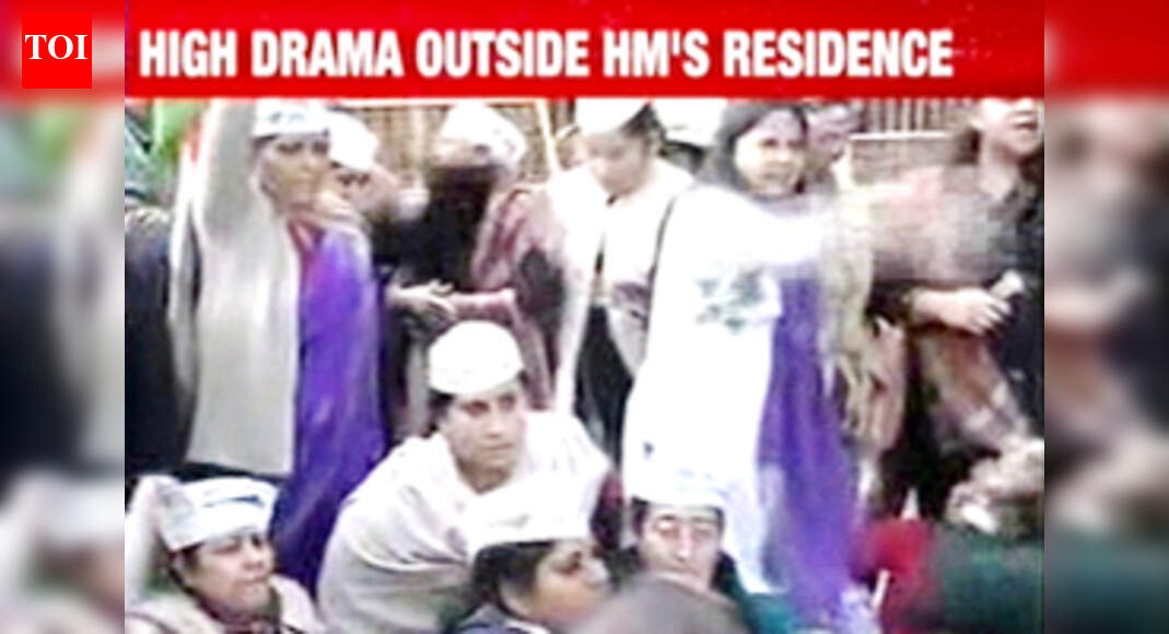 Delhi rape: AAP workers protest outside Rajnath's residence