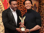 Jacky-Shroff-Tiger-Shroff-Sansui-COLORS-Stardust-Awards.jpg