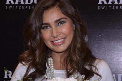 Lisa Ray to walk for a show in Pune