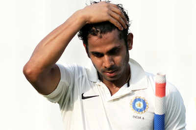 Manoj Tiwary's helmet cracked after hit by a bouncer