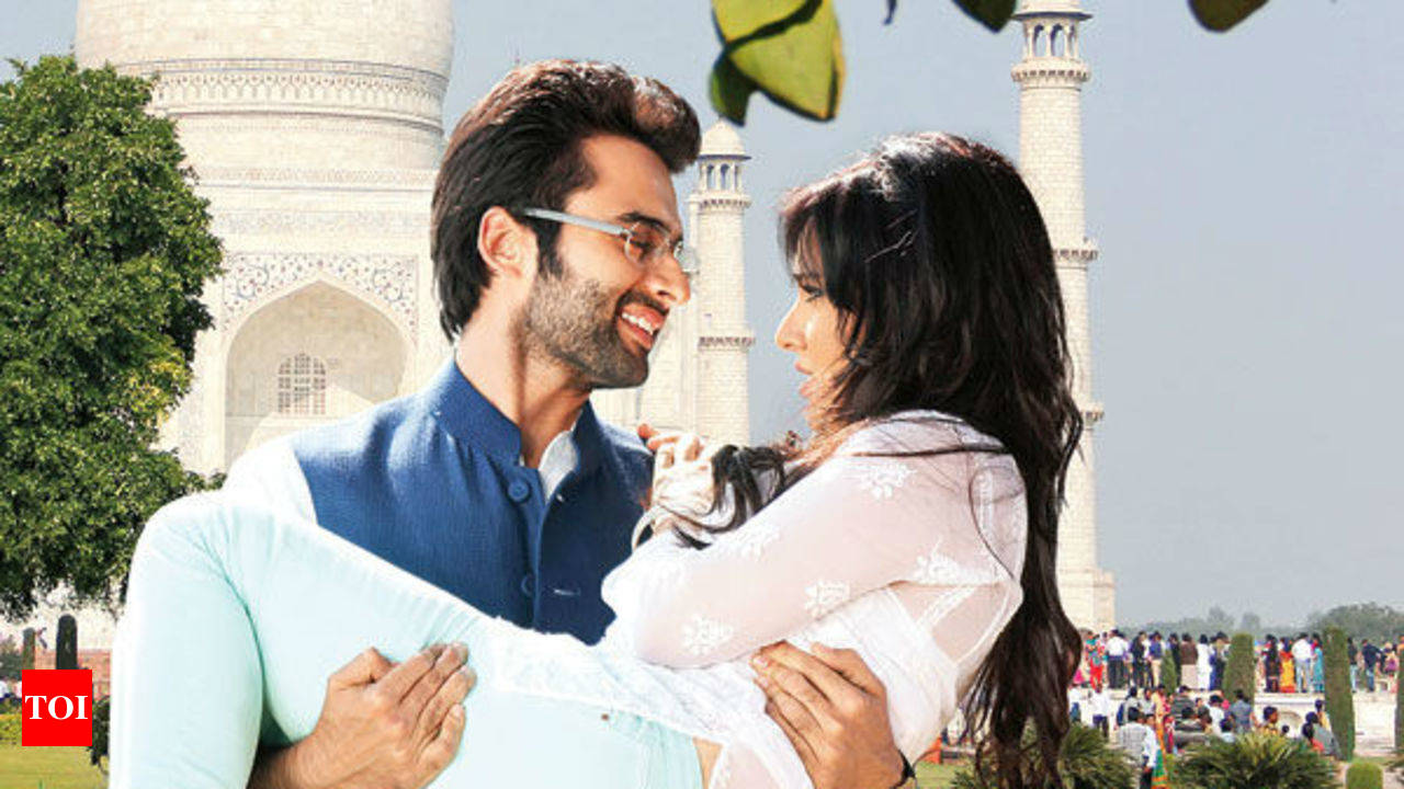 Youngistaan Movie Review : Definitely a better film than you expect it to  be – mad about moviez.in