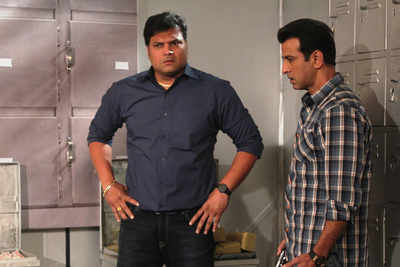 CID and KD Pathak come together to solve a murder mystery!