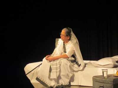 Kasturba Gandhi wins hearts on stage