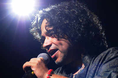 Kailash Kher wields broom, gets PM's praise