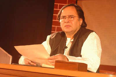 Farooque Shaikh texted with both hands as if he was using knitting needles, says Salim Arif