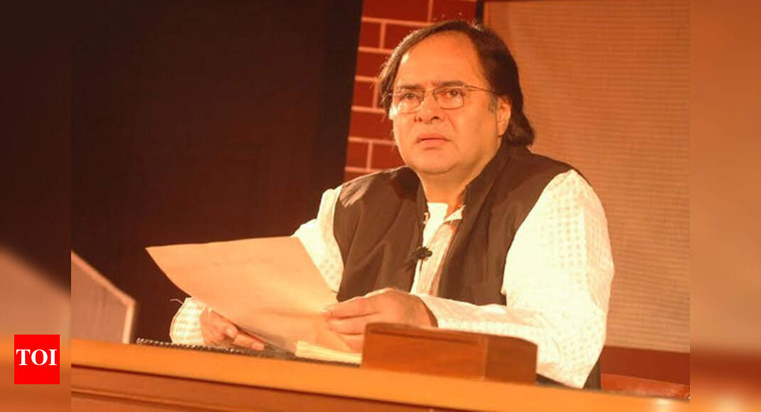 Salim Arif Farooque Shaikh texted with both hands as if he was using