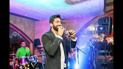 Akhil Sachdeva performs with Nasha band at The Flying Saucer Cafe on Christmas Eve in Delhi