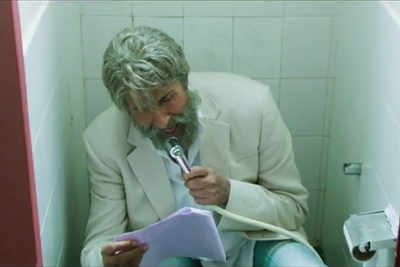 Shamitabh: Amitabh Bachchan takes a 'Piddly' break in the loo