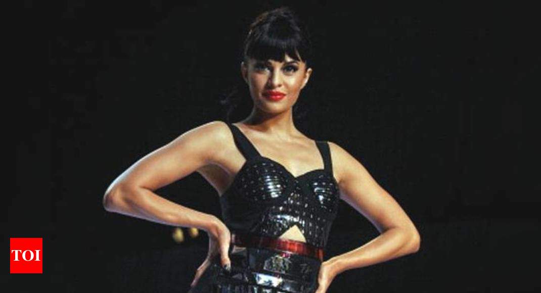 Jacqueline Fernandez Dances To Chittiyaan Kalaiyaan Hindi Movie News