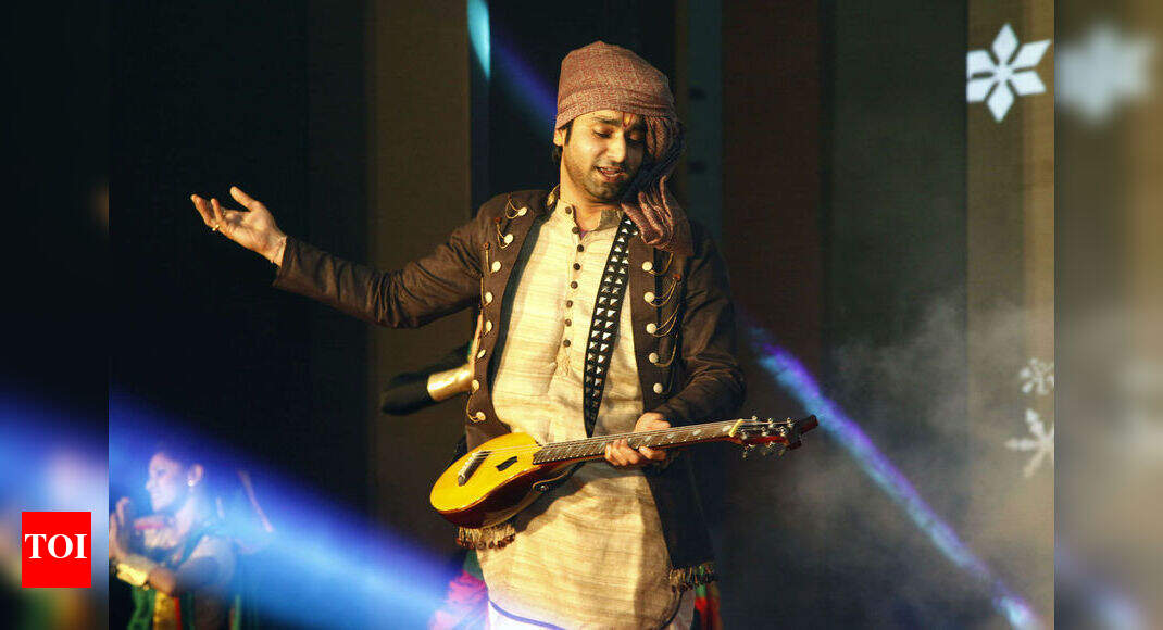 Santosh performs for Riteish | Marathi Movie News - Times of India