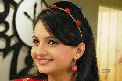 Giaa Manek distributes food and blankets to destitute
