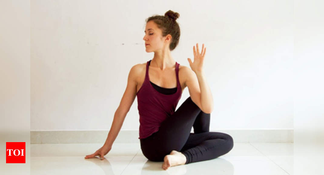 Yoga runner girl stretching back over legs... - Stock Photo [68750893] -  PIXTA