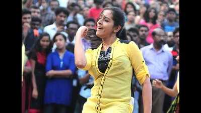 Actress Mahalakshmi dances with her college mates at Trivandrum flash mob