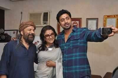 Dev poses for selfie with Aparna Sen