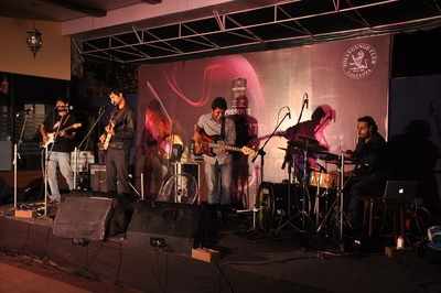 Rii, Neel and Indie bands enjoy Live at pantiles in Tolly Club