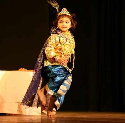 Rituparna's daughter turns Krishna on stage