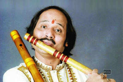 Bansuri legend Pandit Ronu Majumdar conducts 5378 flautists on one stage