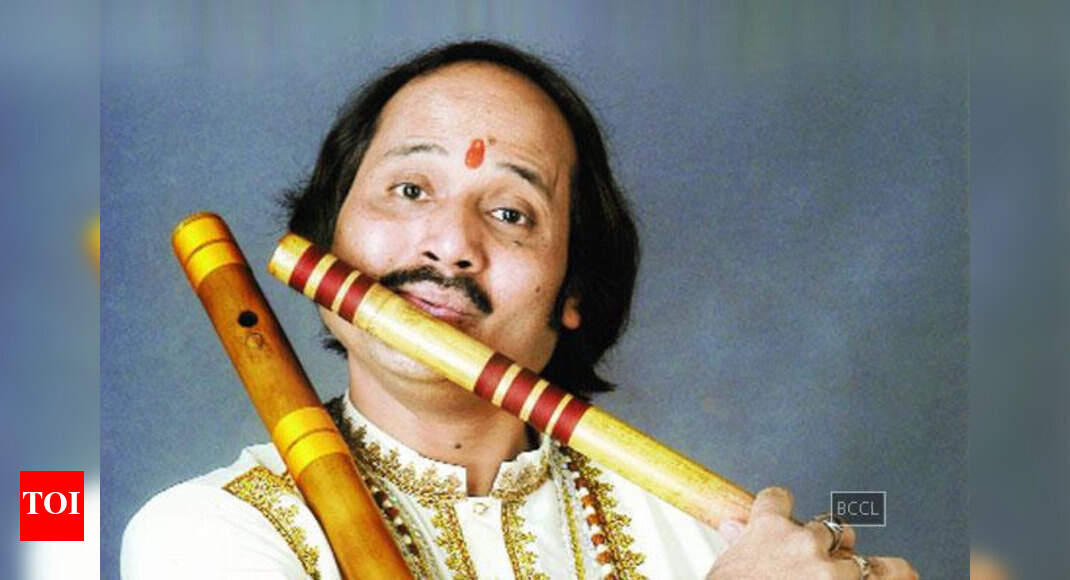 Bansuri legend Pandit Ronu Majumdar conducts 5378 flautists on one ...